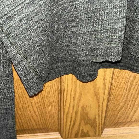 Cropped dark green top size men’s S fits women’s medium. Added crop. No stains. - Picture 4 of 5